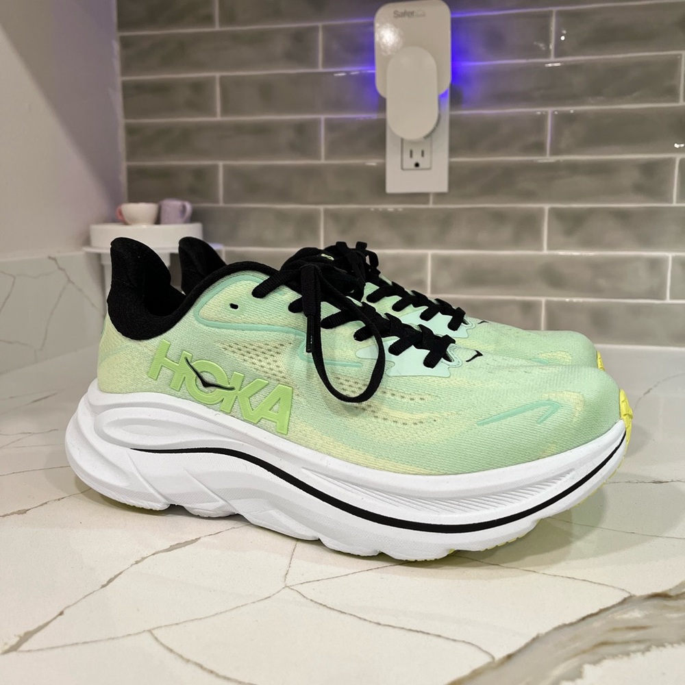 Hoka Clifton 10 Running Shoes. Men’s Size 7.5D Color Green